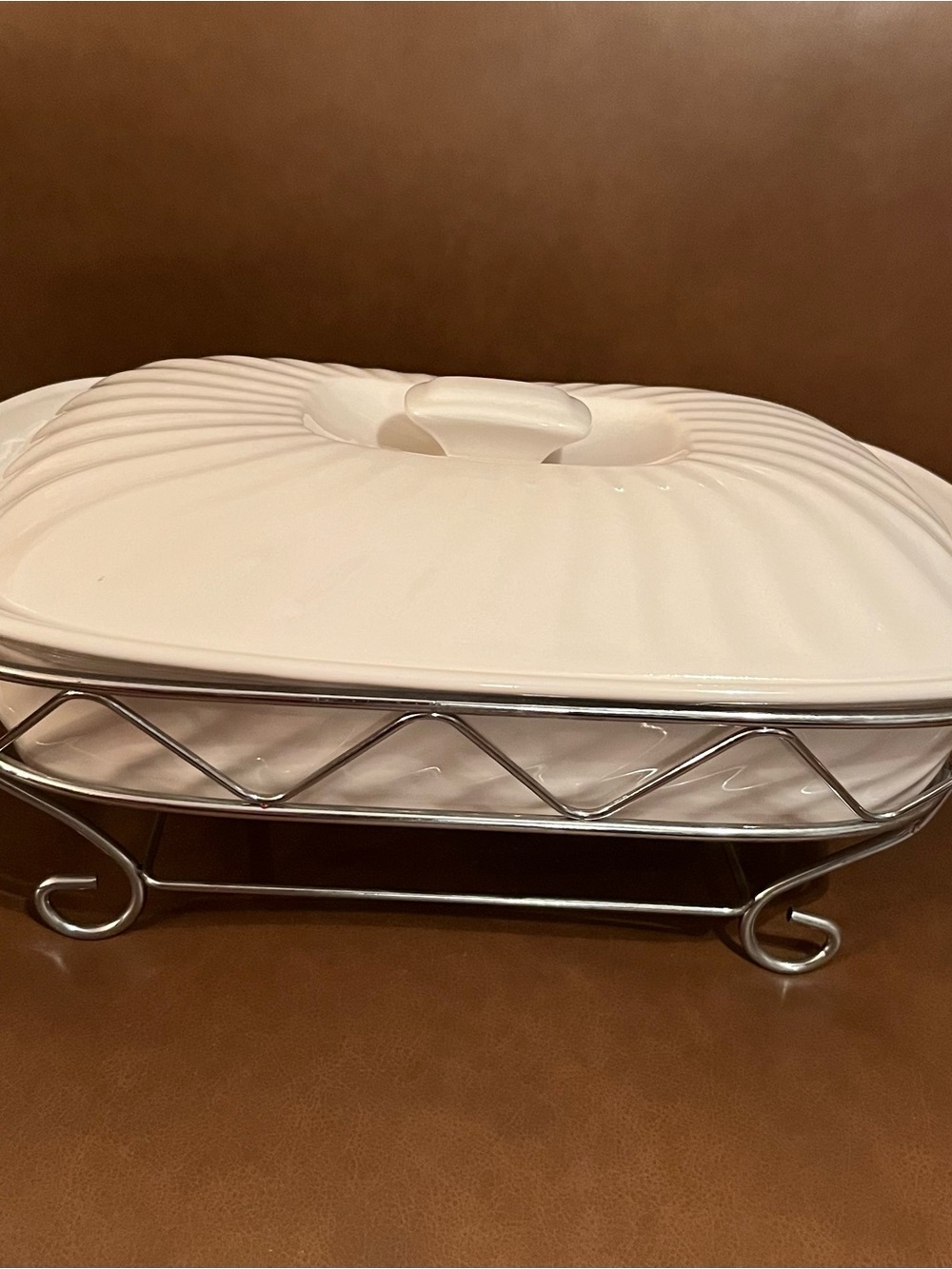 Vtg Goldinger Porcelain Casserole Dish w/ Lid & Silver Wire Stand - Cream in Box